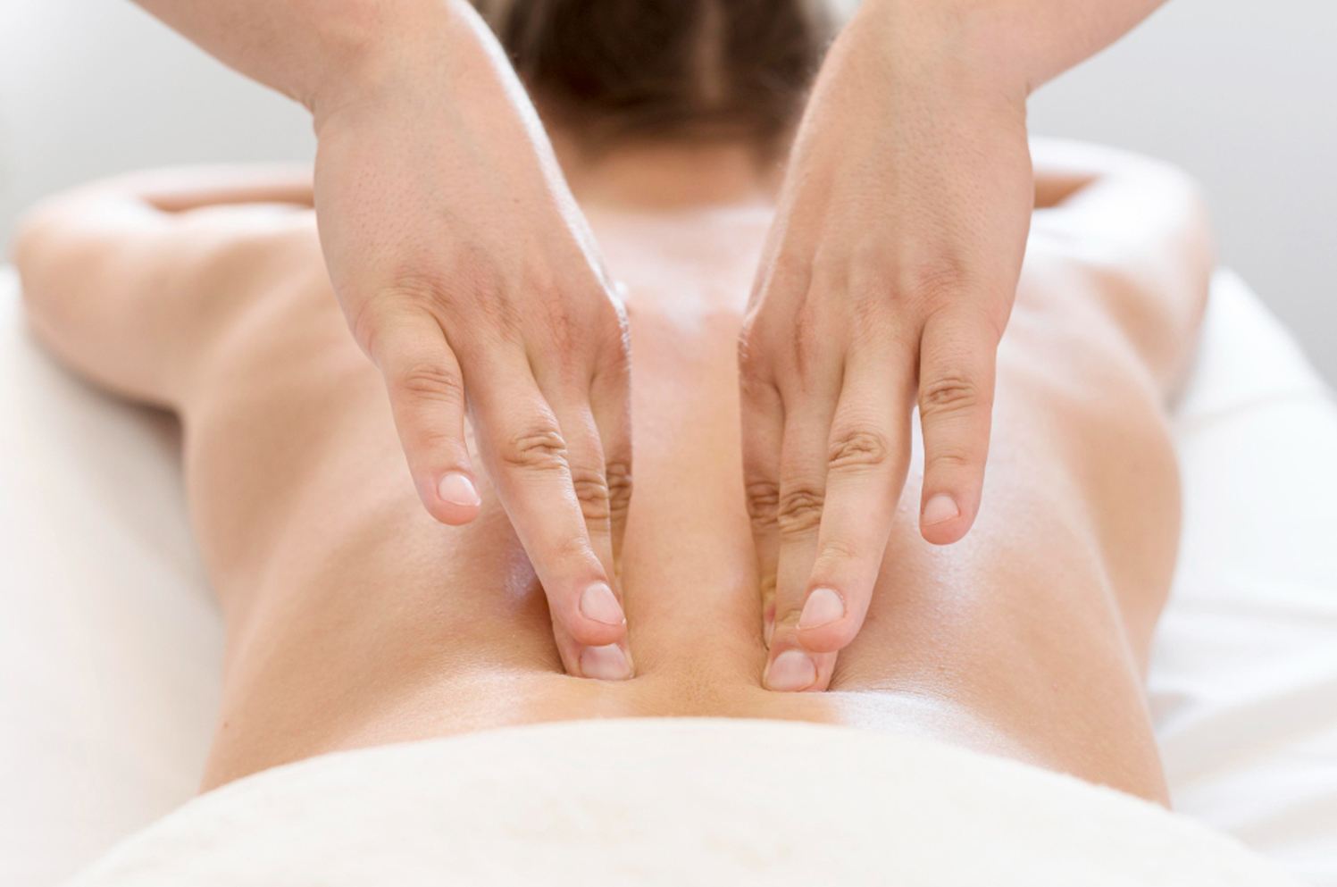 Therapist using slow, even gliding pressure on a guest's back — relaxation massage at Golden SPA Lake Forest